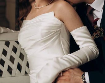 Abito da sposa con corsetto, abito in raso drappeggiato, maniche staccabili, gonna con spacco alto, allacciatura sul retro, strascico elegante.