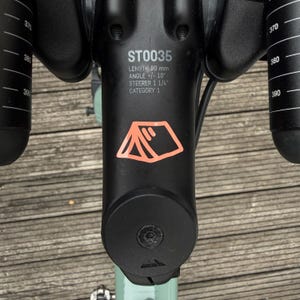 Fahrrad Sticker „Zeltmotiv“ – Vinyl-Aufkleber in Orange auf Lenker, minimalistisches Design für Bikepacking-Fans