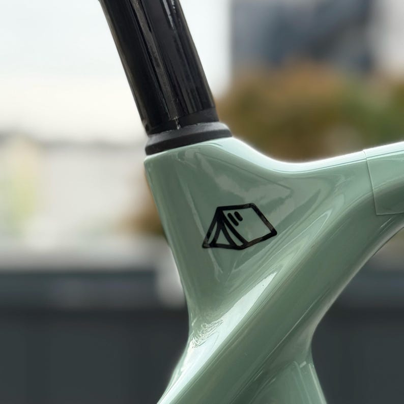 Minimalistischer Fahrrad Sticker „Zeltmotiv“ von Sonntagsschön – Vinyl-Aufkleber auf Fahrradrahmen, Outdoor Cycling Design für Bikepacker und Radfahrerinnen