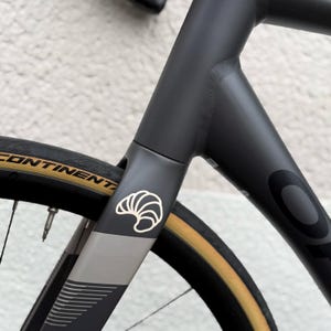 Fahrrad Aufkleber mit Croissant-Motiv – wetterfester Vinyl-Sticker für Fahrradrahmen oder Helm, perfektes Accessoire für Cycling-Fans
