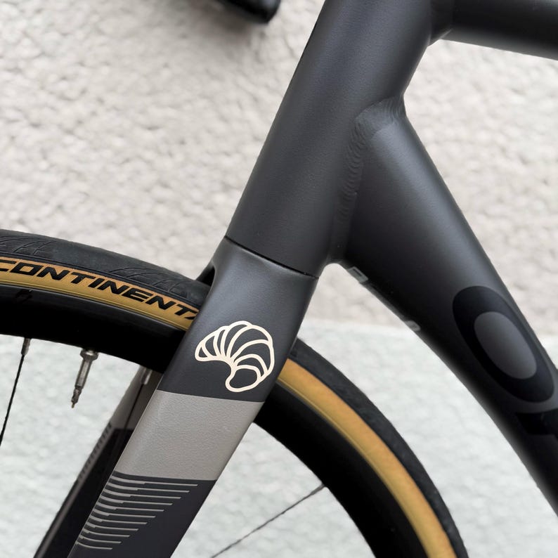 Fahrrad Aufkleber mit Croissant-Motiv – wetterfester Vinyl-Sticker für Fahrradrahmen oder Helm, perfektes Accessoire für Cycling-Fans