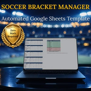 Puede incluir: Un portátil muestra una plantilla de cuadro de fútbol. La pantalla muestra una hoja de cálculo con las clasificaciones de los equipos y los resultados de los partidos. El texto en la parte superior dice "SOCCER BRACKET MANAGER" y "Automated Google Sheets Template." Un emblema dorado dice "Zero Math Required!"