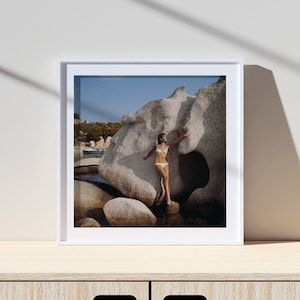 Könnte beinhalten: Eine weiße Keramik-Tasse mit schwarzem Henkel und dem Text "But First, Coffee" in fetter, schwarzer Schrift. Die Tasse steht vor einem schlichten weißen Hintergrund, der ihr schlichtes Design hervorhebt.