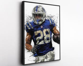 Könnte beinhalten: Gerahmtes Kunstwerk eines American-Football-Spielers in blau-weißer Uniform, Nummer 28, mit silbernem Helm. Das Kunstwerk hat einen Aquarell-Effekt mit Farbspritzern im Hintergrund. Der Spieler hält einen Football.