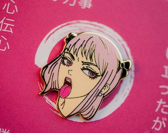 Pin de esmalte de chica anime de pelo rosa y descarada – ecchi - Lengua fuera