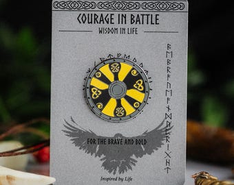 Pin esmaltado con escudo de batalla vikingo (ilustraciones en negro y amarillo)