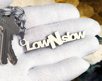 Llavero "Low n Slow": accesorio JDM de acero inoxidable de primera calidad para entusiastas de los automóviles y fanáticos de la postura.