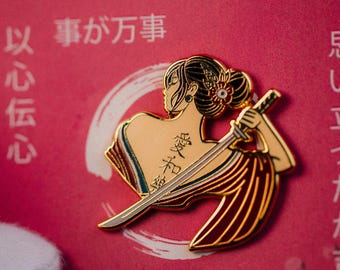 Pin de esmalte de samurái tatuado: diseño original de katana