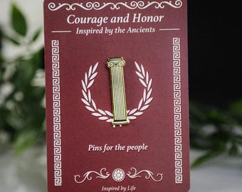 Pin de esmalte con columna jónica: arquitectura clásica