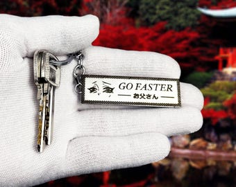 Llavero de anime JDM "Go Fast Daddy" - Accesorio premium de acero inoxidable para coches japoneses - Regalo para amantes del anime y el JDM