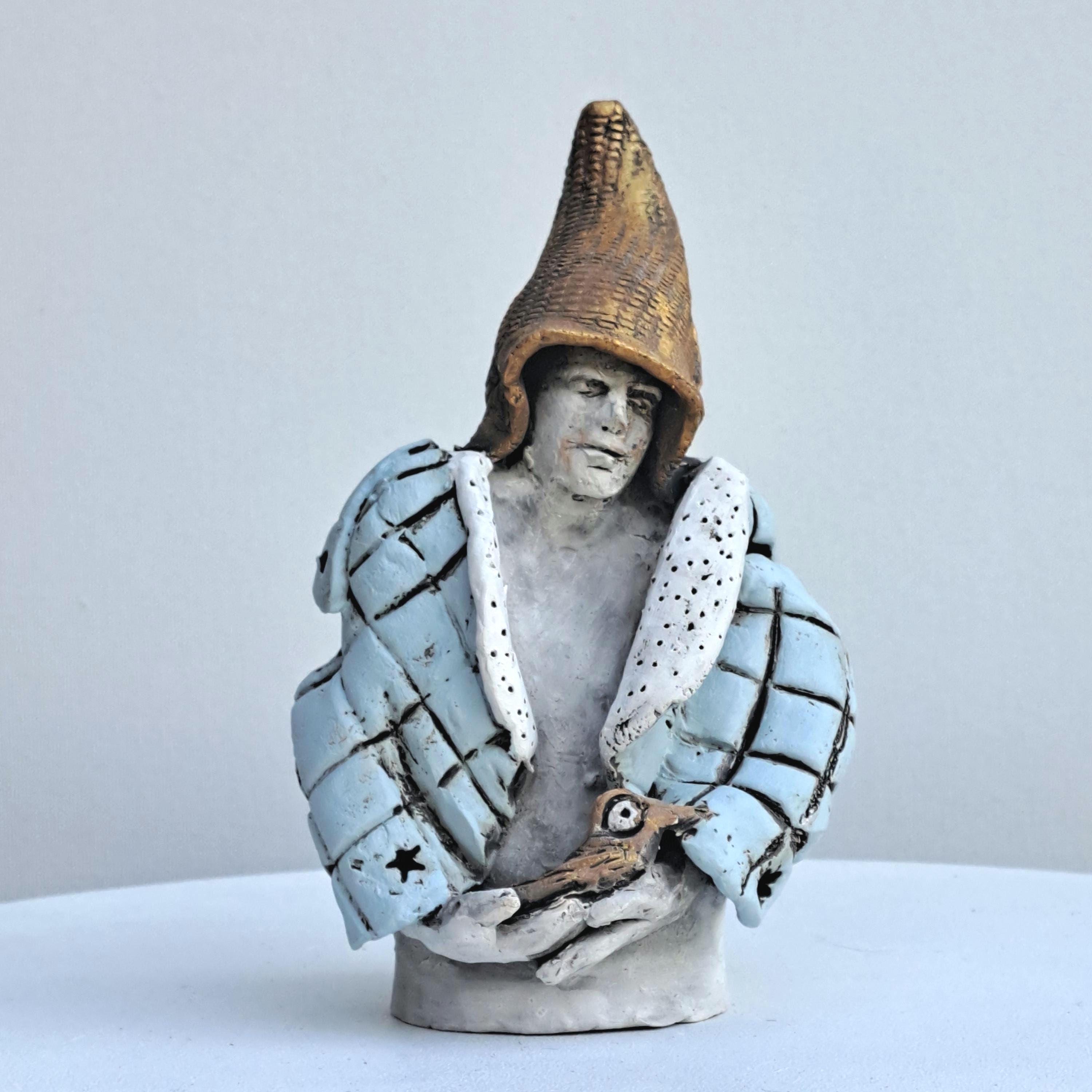 陶器製の彫刻、鳥をあしらった風変わりな人物像。高さ17cm。 - Etsy 日本
