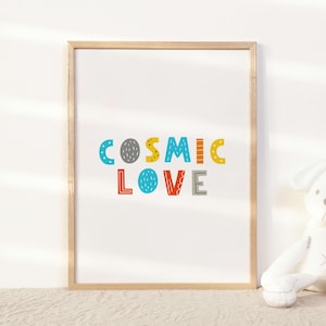 Arte murale stampabile &quot;Cosmic Love&quot;, decorazioni colorate per la cameretta dei bambini, download digitale di citazioni per la cameretta, poster con tipografia stravagante, regali per baby shower