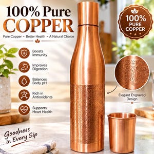 Può includere: Una borraccia in rame metallico con collo liscio e un intricato motivo inciso sulla parte inferiore, accompagnata da una tazza in rame abbinata. La bottiglia presenta scritte tra cui 100% Pure Copper e Goodness in Every Sip.