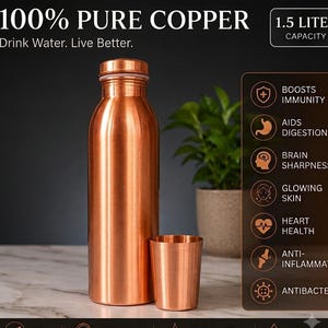 Pode incluir: Uma garrafa de água de cobre puro de 1,5 litros com copo a condizer. A garrafa apresenta um acabamento metálico com o texto 100% PURE COPPER e Drink Water. Live Better. Um painel lateral lista benefícios para a saúde e digestão.