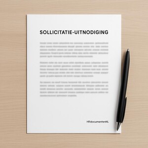 Puede incluir: Una hoja de papel blanca con el texto "SOLLICITATIE-UITNODIGING" en negro, acompañada de un bolígrafo negro. El papel está sobre una superficie de madera marrón claro. El texto "HRdocumentenNL" está en la parte inferior derecha.
