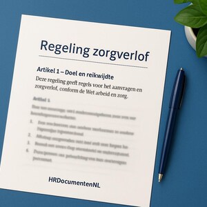 Könnte beinhalten: Ein weißes Dokument mit dem Titel "Regeling zorgverlof" und dem Text "Artikel 1 - Doel en reikwijdte" liegt auf einer blauen Oberfläche. Ein blauer Stift und eine kleine Topfpflanze befinden sich ebenfalls auf der Oberfläche. Das Dokument stammt von HRDocumentenNL.
