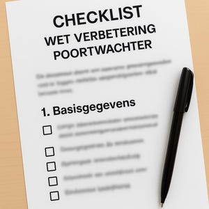 以下が含まれることがあります： 「CHECKLIST WET VERBETERING POORTWACHTER」というタイトルの白いチェックリスト。右側に黒いペンが置かれています。チェックリストには、チェックボックス付きの番号付き項目が含まれています。背景は明るい木材の表面です。