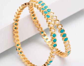 Pulseiras de pérolas e turquesas, banhadas a ouro 22 quilates.