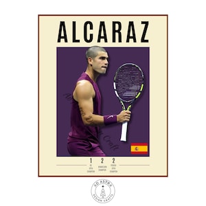 以下が含まれることがあります： 「ALCARAZ」という名前が上部に書かれたポスター。紫色の衣装を着てラケットを持つテニス選手が描かれています。ポスターには、選手権での勝利の詳細とスペインの国旗が含まれています。デザインは額装されています。
