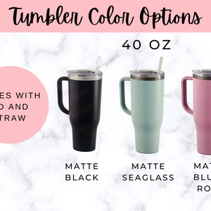 Puede incluir: Tres vasos de acero inoxidable de 40 onzas con tapas y pajitas. Los vasos son de color negro mate, verde mar y rosa rubor.
