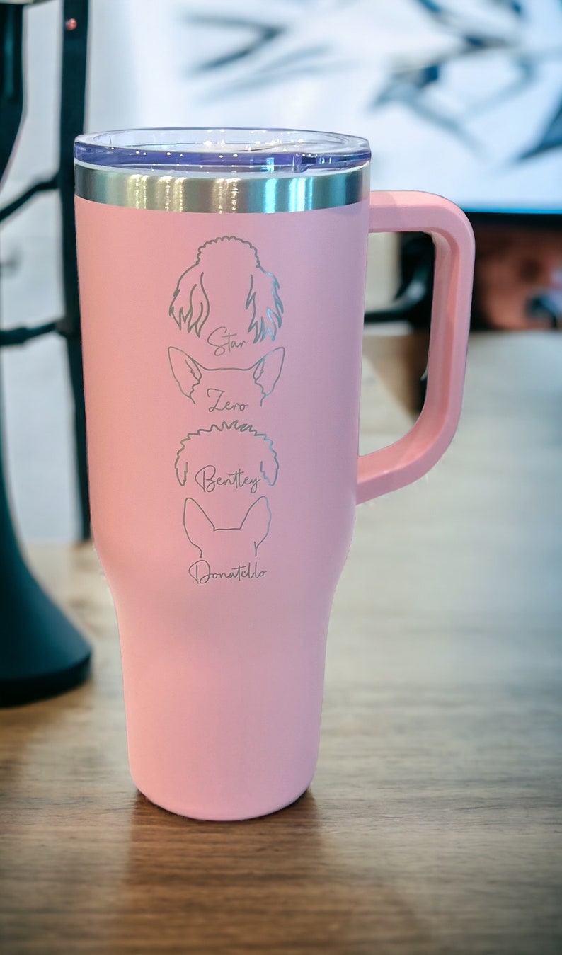 Puede incluir: Taza de viaje de acero inoxidable rosa con asa. La taza tiene una tapa plateada y est&aacute; grabada con los nombres "Star", "Zero", "Bentley" y "Donatello" junto con una silueta de cada perro.