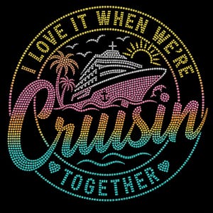 Op de afbeelding: Een cirkelvormig strass-ontwerp op een zwarte achtergrond met een cruiseschip, palmbomen en een zon. De tekst luidt I LOVE IT WHEN WE'RE Cruisin TOGETHER in een verloop van gele, roze, oranje en blauwgroene strass-steentjes.