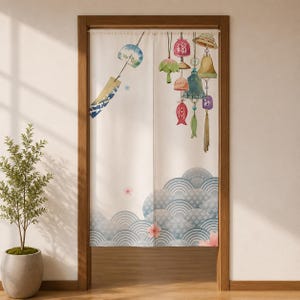 Könnte beinhalten: Ein japanischer Türvorhang mit Holzrahmen. Der Vorhang zeigt Aquarellillustrationen von Windspielen, Fischen und Wellen in Blau-, Rosa- und Grüntönen. Links ist eine kleine Topfpflanze zu sehen.