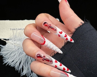 Unhas postiças francesas com pedras vermelhas e brancas feitas à mão: stiletto XXXL
