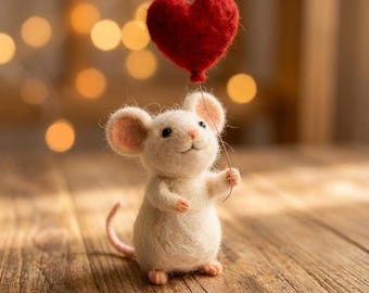 Needle Felt Mouse Figurine, Wool Heart Balloon Miniature Decor