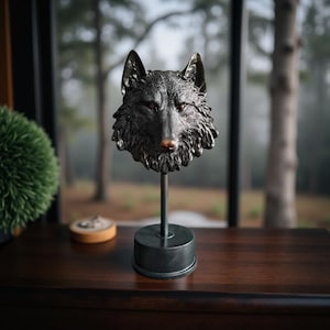 Matte Schwarz Wolf Kopf Skulptur auf Ständer: Rustikale Wildtier Dekor