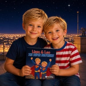 Peut inclure: Un livre pour enfants intitulé Liam & Leo The Super Brothers présentant une illustration de deux jeunes garçons en costume de super-héros avec des capes rouges. La couverture affiche le texte Liam & Leo The Super Brothers et for littles with love.