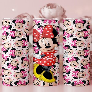 K&ouml;nnte beinhalten: Drei Edelstahlbecher mit Minnie Mouse-Motiv. Die Becher haben einen wei&szlig;en Hintergrund mit einem Muster aus Minnie Mouse-Gesichtern und rosa Tupfen. Ein Becher zeigt ein vollst&auml;ndiges Bild von Minnie Mouse in einem roten Tupfenkleid.
