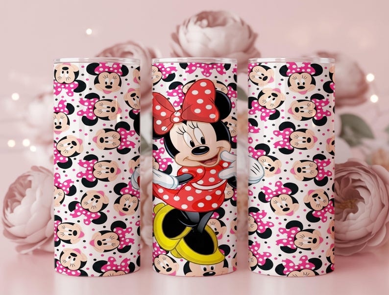 K&ouml;nnte beinhalten: Drei Edelstahlbecher mit Minnie Mouse-Motiv. Die Becher haben einen wei&szlig;en Hintergrund mit einem Muster aus Minnie Mouse-Gesichtern und rosa Tupfen. Ein Becher zeigt ein vollst&auml;ndiges Bild von Minnie Mouse in einem roten Tupfenkleid.