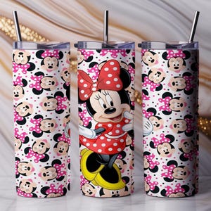 K&ouml;nnte beinhalten: Drei Edelstahlbecher mit Minnie-Maus-Motiv. Die Becher haben einen wei&szlig;en Hintergrund mit rosa Tupfen und Minnie-Maus-Gesichtern. Ein Becher hat ein vollst&auml;ndiges Minnie-Maus-Bild in einem roten Tupfenkleid. Jeder Becher hat einen silbernen Strohhalm.