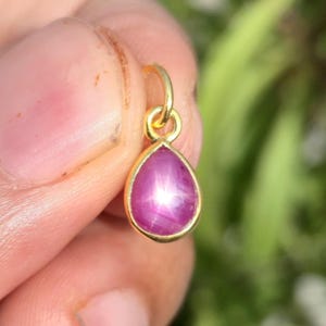 Handgefertigte Halskette aus 18-karätigem Massivgold mit natürlichem Sternrubin.