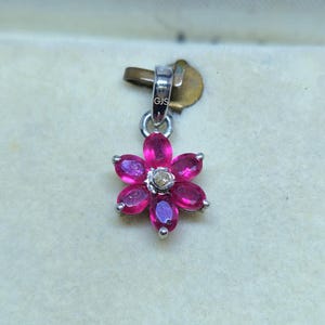 天然ルビーペンダント：フラワーデザインのスターリングシルバーペンダントネックレス