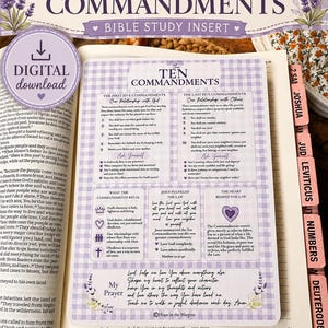 Może przedstawiać: Prostokątna wkładka do studiowania Biblii z jasnofioletowym wzorem w kratkę, zatytułowana The Ten Commandments. Zawiera tekst przykazań, pytania do refleksji oraz modlitwę, ozdobiona ilustracjami lawendy i ikoną serca.
