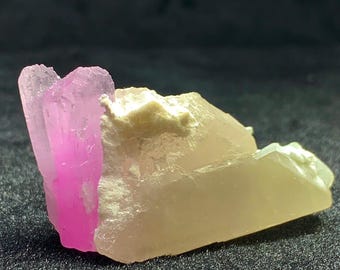 Natürliche rosa Farbe Kunzit-Kristall mit Quarz-Muster aus Afghanistan 42 Gramm Display-Stück