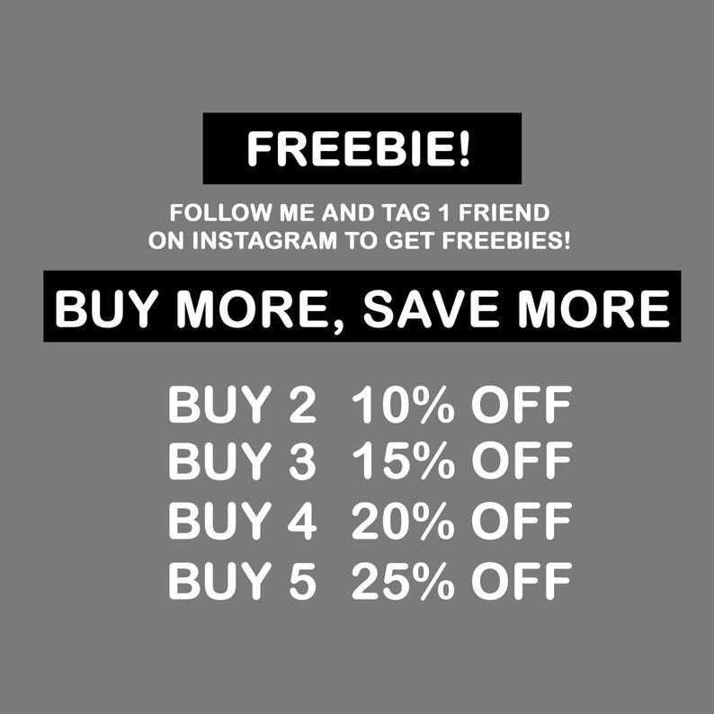 K&ouml;nnte beinhalten: Eine graue Grafik mit wei&szlig;em Text, der lautet: FREEBIE! FOLLOW ME AND TAG 1 FRIEND ON INSTAGRAM TO GET FREEBIES! BUY MORE, SAVE MORE. BUY 2 10% OFF, BUY 3 15% OFF, BUY 4 20% OFF, BUY 5 25% OFF. Der Text ist in klaren, lesbaren Zeilen angeordnet.
