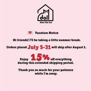 K&ouml;nnte beinhalten: Ein hellrosa grafischer Hinweis mit einem schwarzen Katzenlogo und dem Text: Vacation Notice. Hi friends! I'll be taking a little summer break. Orders placed July 5-31 will ship after August 1. Enjoy 15% off everything. Thank you for your patience.