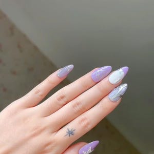 Lila Stern Press On Nails: Chrom 3D Nailart, silberne Details