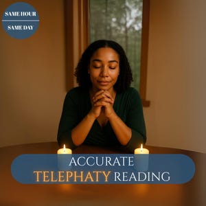 Può includere: Un'immagine con una persona con gli occhi chiusi e le mani giunte, seduta a un tavolo con due candele accese. Il testo "ACCURATE TELEPATHY READING" è visualizzato su uno striscione blu. Sopra, un cerchio blu recita "SAME HOUR SAME DAY".