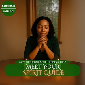 Op de afbeelding: Een vrouw met donker haar en een groene top zit aan een houten tafel met de handen gevouwen in gebed. De tekst "MEET YOUR SPIRIT GUIDE" wordt weergegeven op een groene banner. De woorden "SAME HOUR SAME DAY" staan in een groene cirkel.
