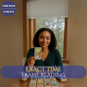 Pode incluir: Uma pessoa segurando uma carta de tarô com uma ilustração do sol, com outras cartas em uma mesa de madeira. O texto "EXACT TIME FRAME READING" é exibido em uma faixa azul. O texto "SAME HOUR SAME DAY" é exibido em um círculo.
