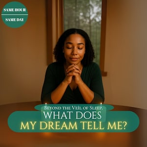 Pode incluir: Uma mulher com cabelo escuro e uma blusa verde está sentada em uma mesa de madeira com as mãos juntas e os olhos fechados. O texto em uma faixa verde diz "BEYOND THE VEIL OF SLEEP. WHAT DOES MY DREAM TELL ME?" e "SAME HOUR SAME DAY".