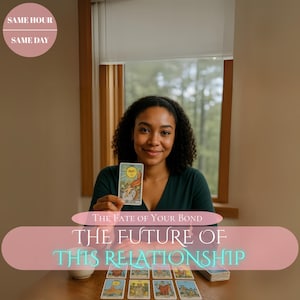 Op de afbeelding: Een vrouw houdt een tarotkaart vast met een illustratie van de zon, met andere kaarten op een houten tafel. De tekst op de afbeelding luidt "De toekomst van deze relatie" en "Zelfde uur, zelfde dag". De vrouw glimlacht en de achtergrond omvat een raam.