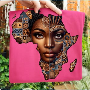 Könnte beinhalten: Eine pinkfarbene Tragetasche mit einer Illustration eines Frauengesichts in Form des afrikanischen Kontinents. Das Kunstwerk ist geteilt und zeigt zwei Hauttöne und detaillierte Muster.