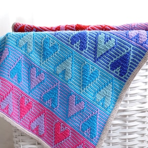 Modello all'uncinetto, coperta per neonati con cuori grandi, afgano per neonati realizzato con la tecnica Mosaic Overlay