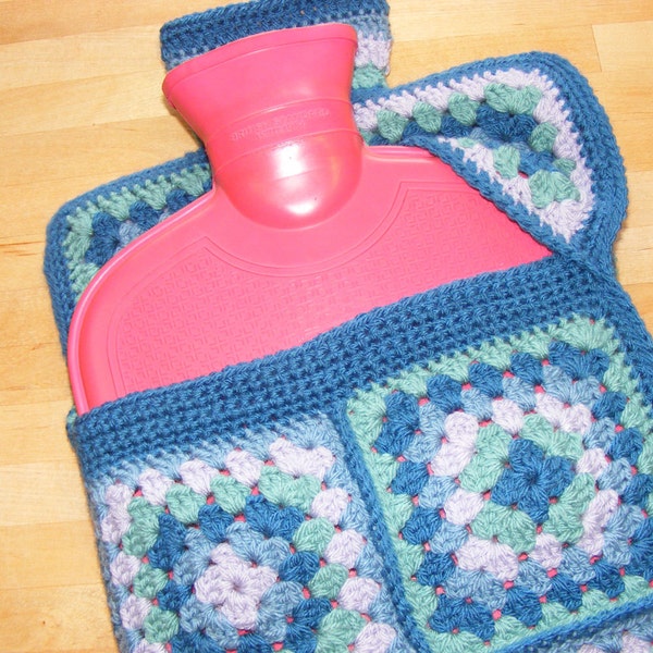 Patrón de crochet: tapa para botella de agua caliente usando cuadrados de la abuela con una abertura superior