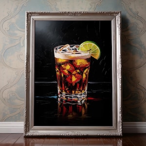 Puede incluir: Pintura enmarcada de un cóctel con cubitos de hielo y una rodaja de lima. La bebida está en un vaso transparente, sobre un fondo oscuro. El marco es plateado y la obra de arte se exhibe en una pared estampada.